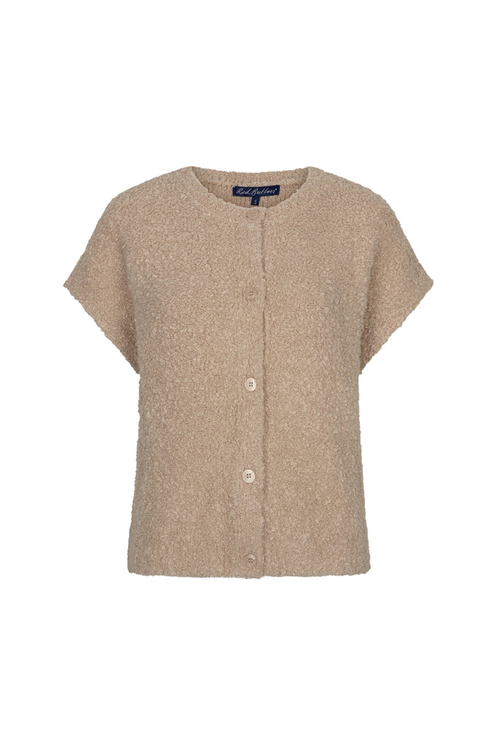 Zonder mouwen gebreide top van boucle in latte kleur, van Red Button, gedragen door een model op de foto.