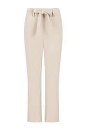 Zoso Travel Broek Belle Ivory, lichtgewicht en comfortabel, met een elegante pasvorm en zijdeachtige ivoorkleurige stof.