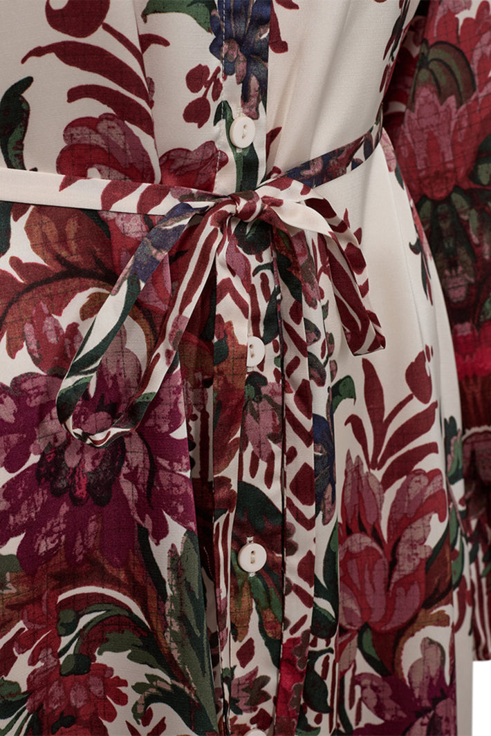 Roze jurk Fqsammy Moonbeam Red Bud van Freequent met bloemenprint en wijde pasvorm, op model gedragen.