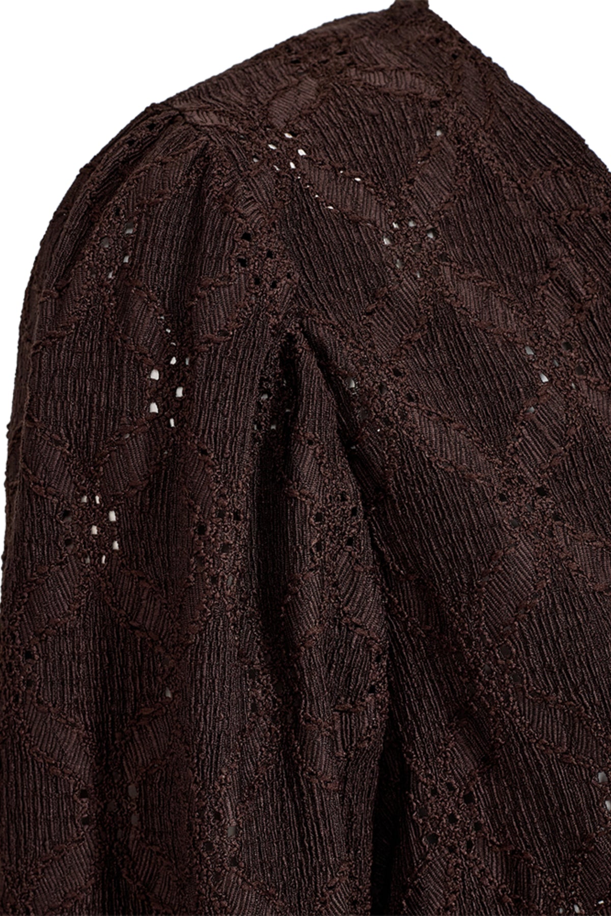 Blouse Fqeskiona Mole van Freequent, lichtbruine blouse met losse pasvorm en lange mouwen, getoond op model.