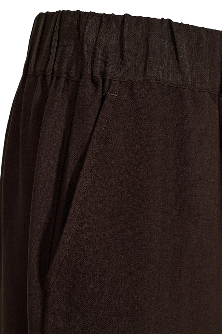 Vrijetijdsbroek Freequent Fqriva Mole 211752 met elastische taille en comfortabele pasvorm, gedragen door een model.
