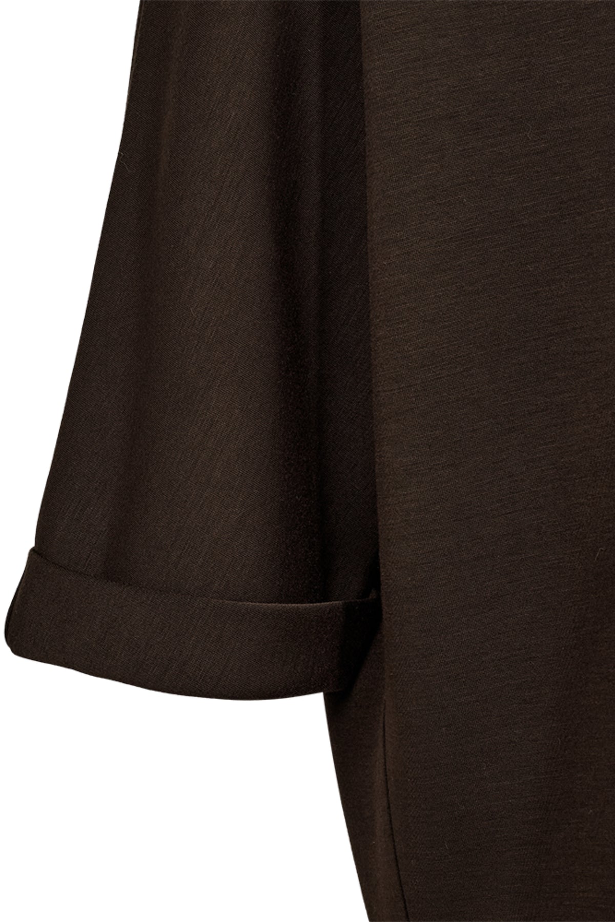 Vrijequent Fqlucinda Mole blouse in zachte stof met lange mouwen en knoopsluiting, gedragen door model.