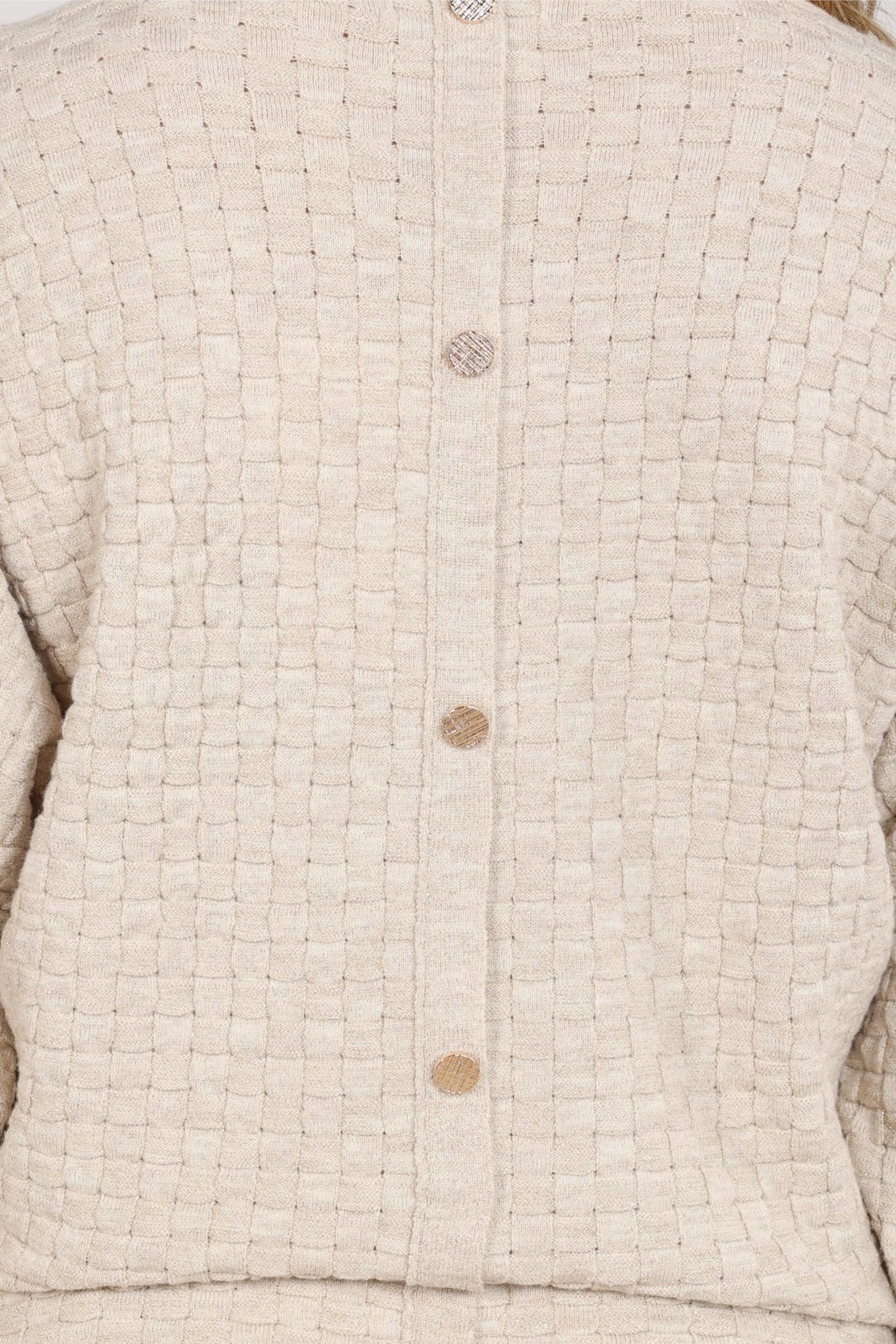 Licht gouden Kento Lurex Sand top van Nukus, fijne glans, zacht materiaal, gedragen door een model.