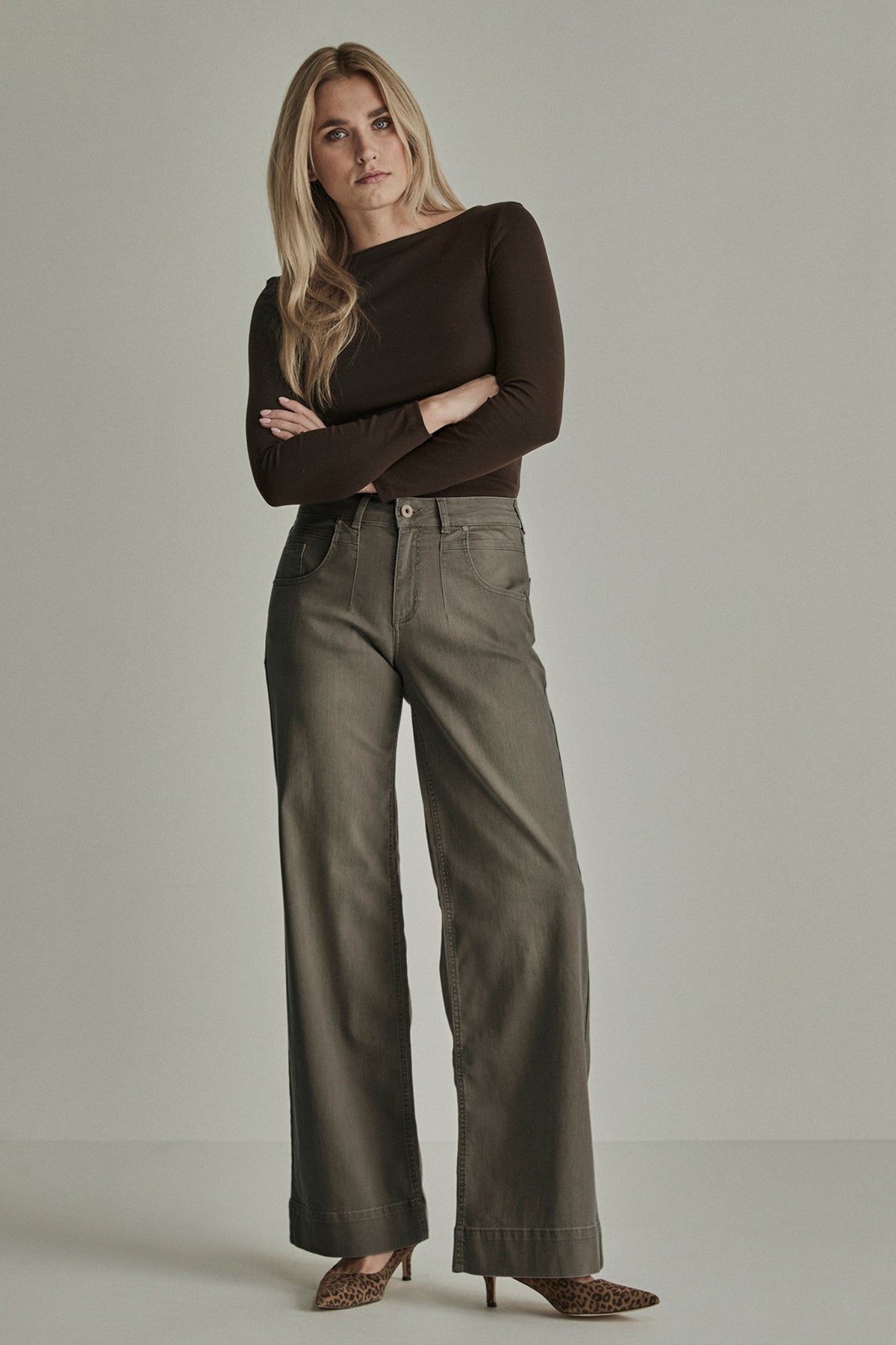 Taupe denim broek Mira Vintage van Para Mi, L32, met een rechte pasvorm en casual stijl, zichtbaar op de afbeelding.