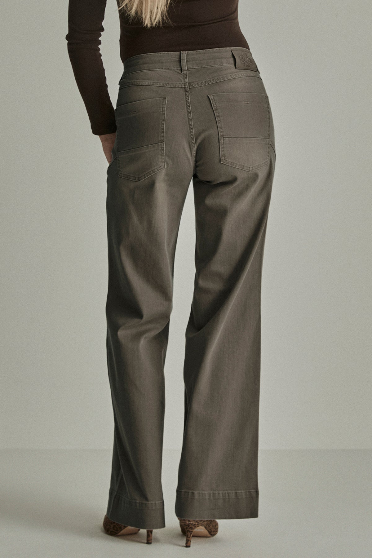 Taupe vintage denim broek Mira van Para Mi met rechte snit en opvallende details, getoond op een model.