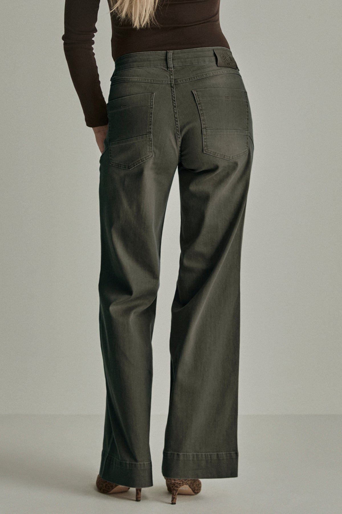 Groene vintage denim broek Mira van Para Mi, L32, met rechte snit en stijlvolle details, zichtbaar op de afbeelding.