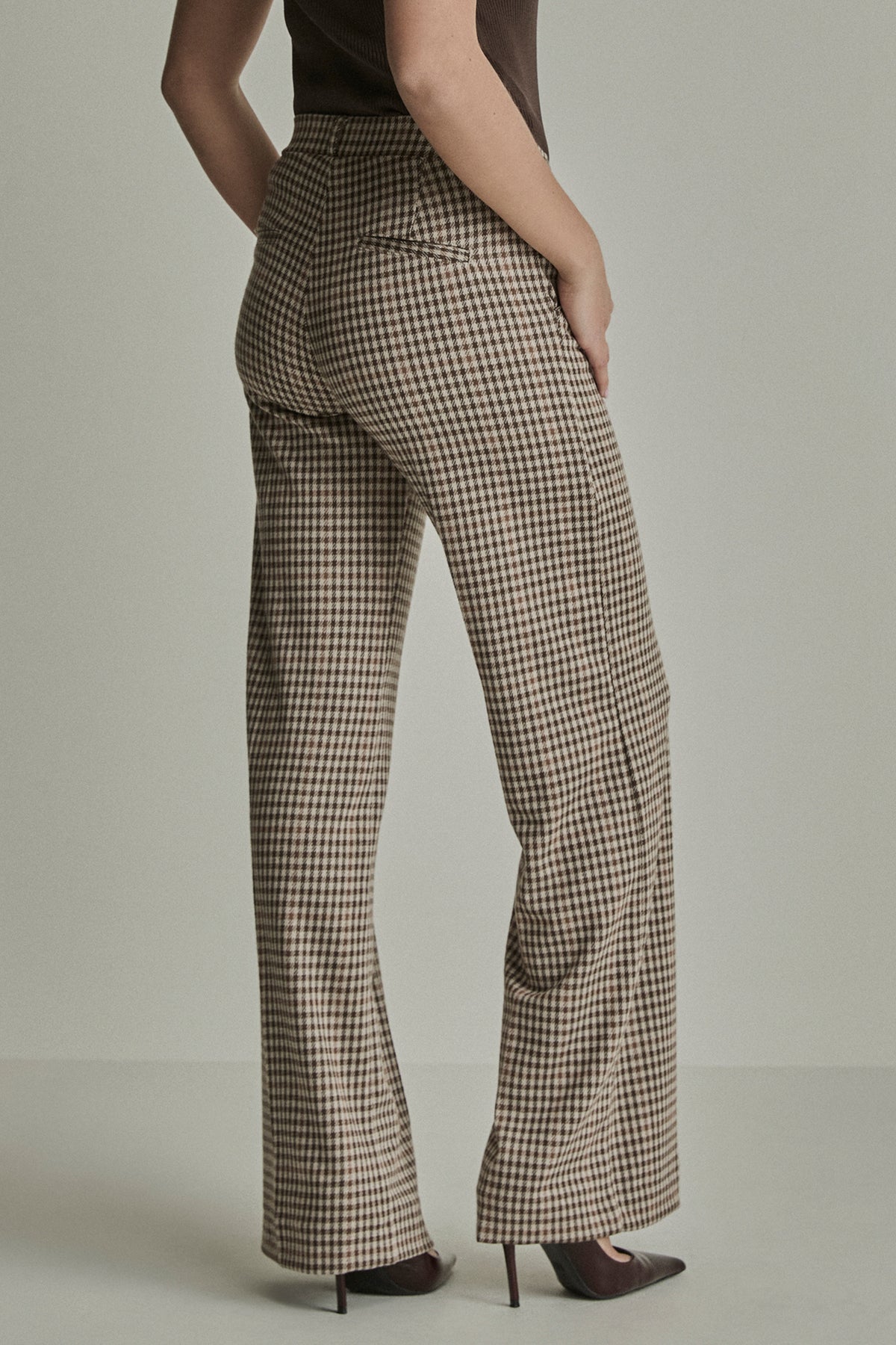 Camelkleurige Para Mi broek Mira Elastic Check in L32 met elastische taille en geruit patroon, geschikt voor casual en stijlvolle outfits.