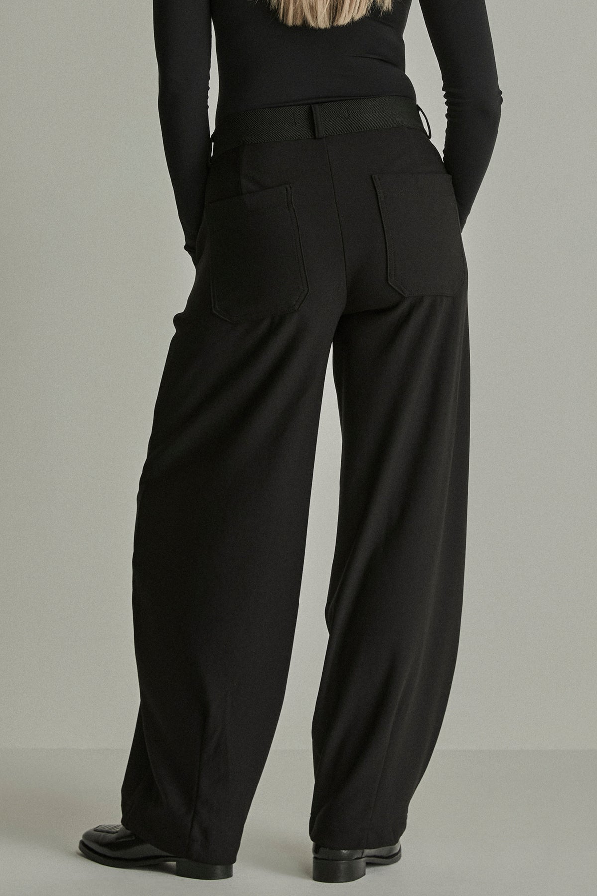 Zwarte Becca broek van Para Mi met rechte snit en tailleband, zichtbaar op de afbeelding.