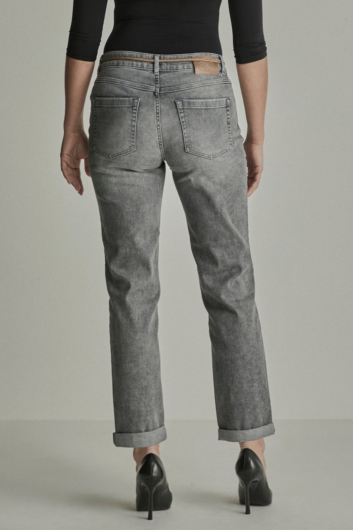 Donkere grijze Bobby broek van Para Mi met rechte pasvorm, zichtbaar in de afbeelding.