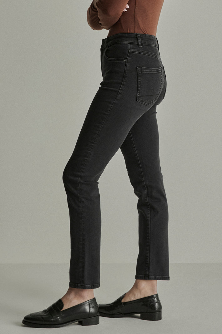 Zwarte Kim Carbon broek van Para Mi met rechte snit en elastische taille, geschikt voor casual en streetwear stijl.