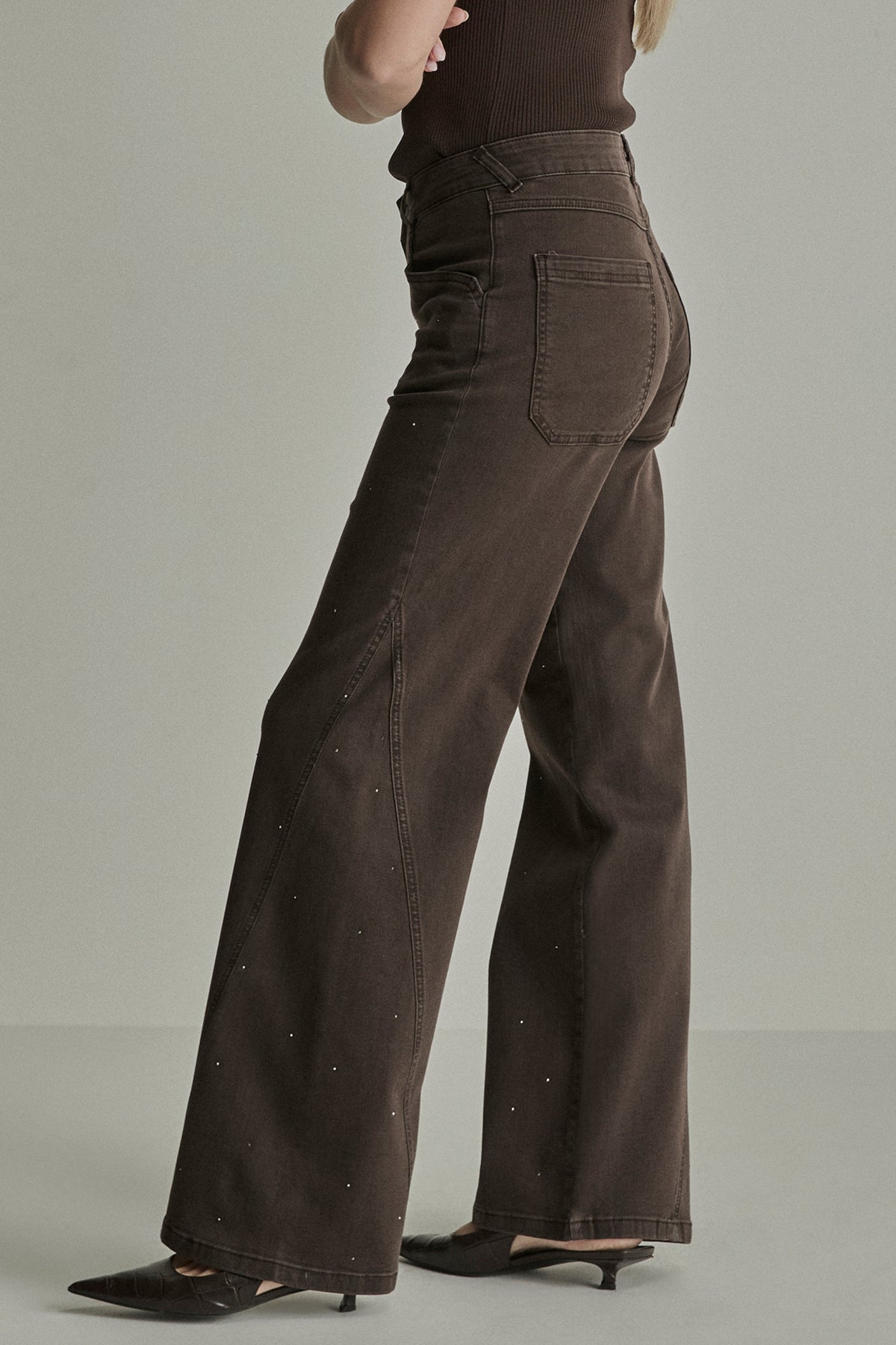 Mooie mocha bruine broek Mira Sparkle van Para Mi, recht model met tailleband en subtiele glans, L32.