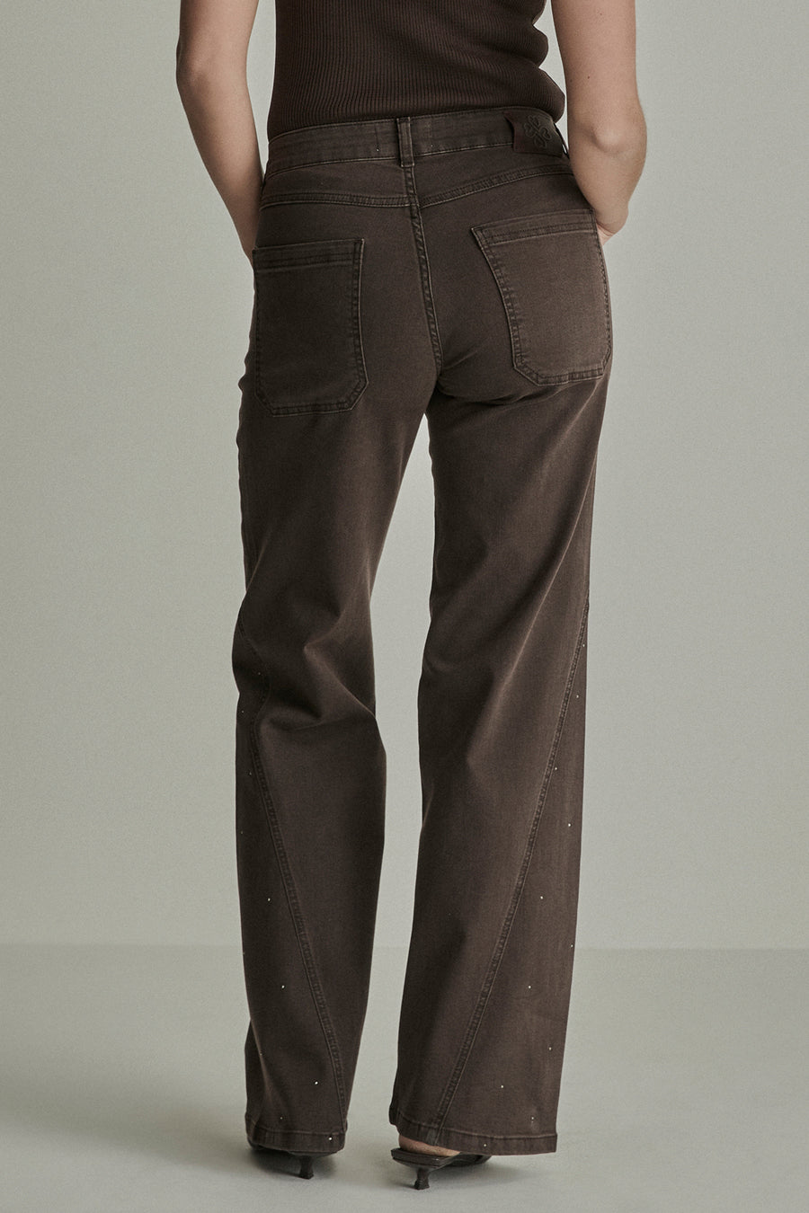 Para Mi broek Mira Sparkle in mocha bruin, stijlvolle pasvorm en glanzende details, L32, modieus dameskledingstuk