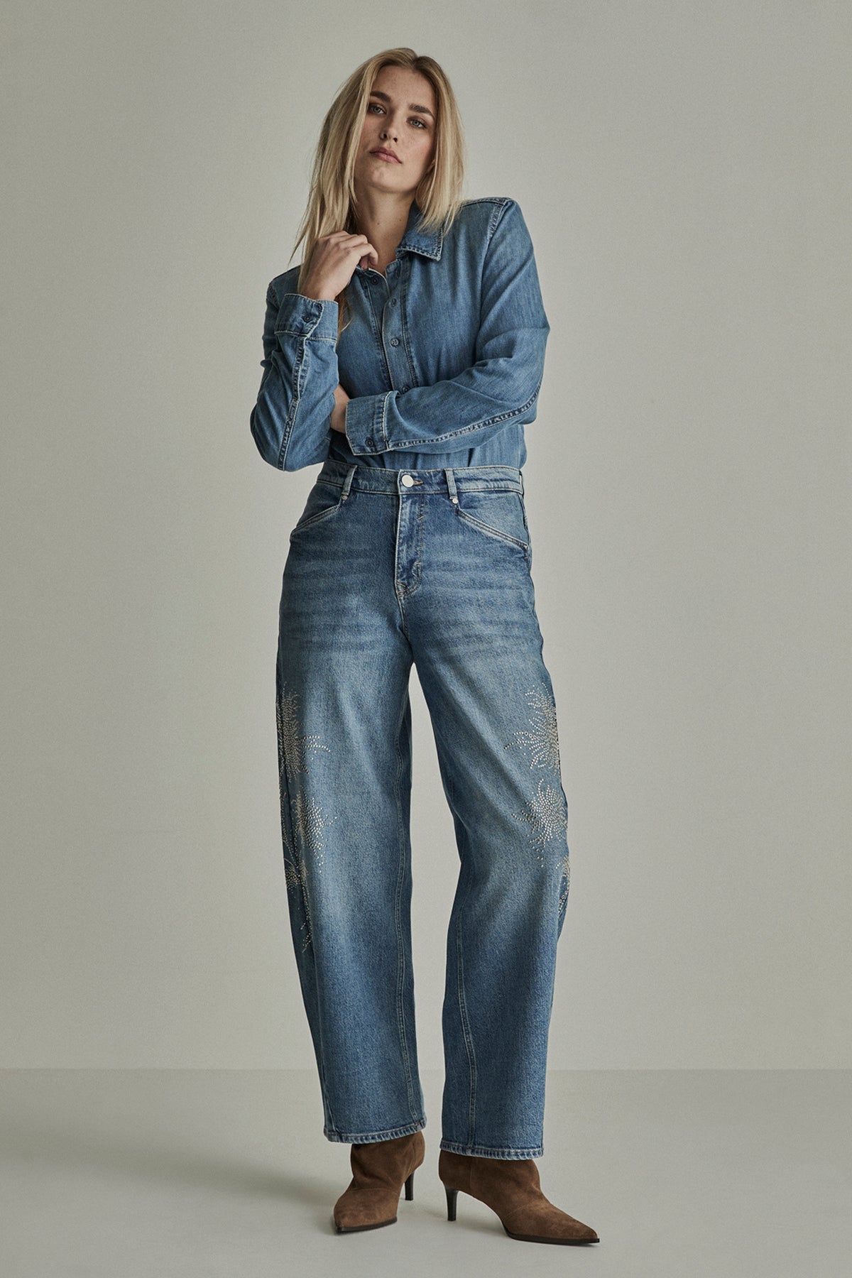 Para Mi Becca blauwe broek voor dames, lichte denim met rechte snit en L32 pasvorm, op een model gedragen.