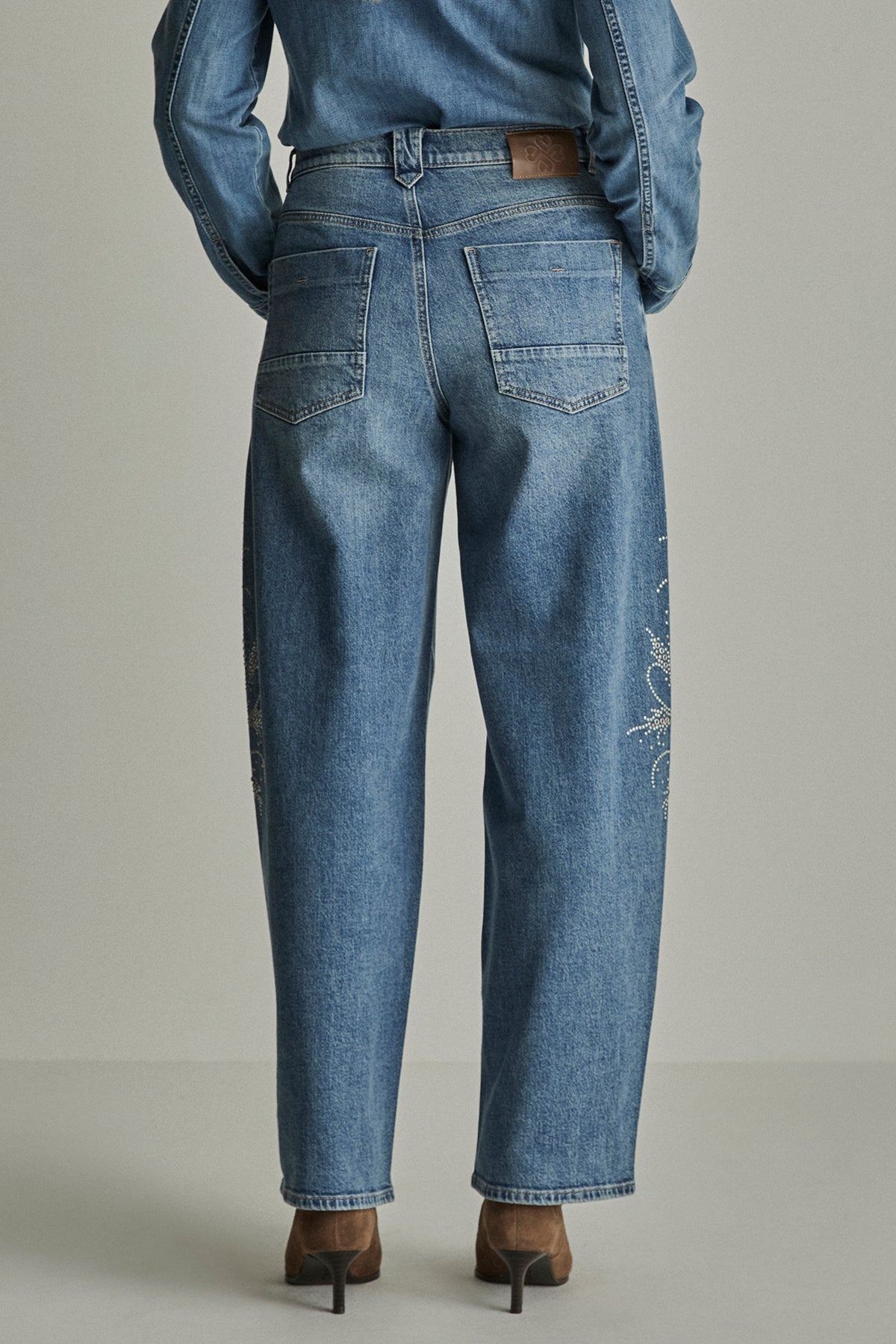 Blauwe broek Becca van Para Mi met rechte pasvorm en L32 maat, zichtbaar op de afbeelding.