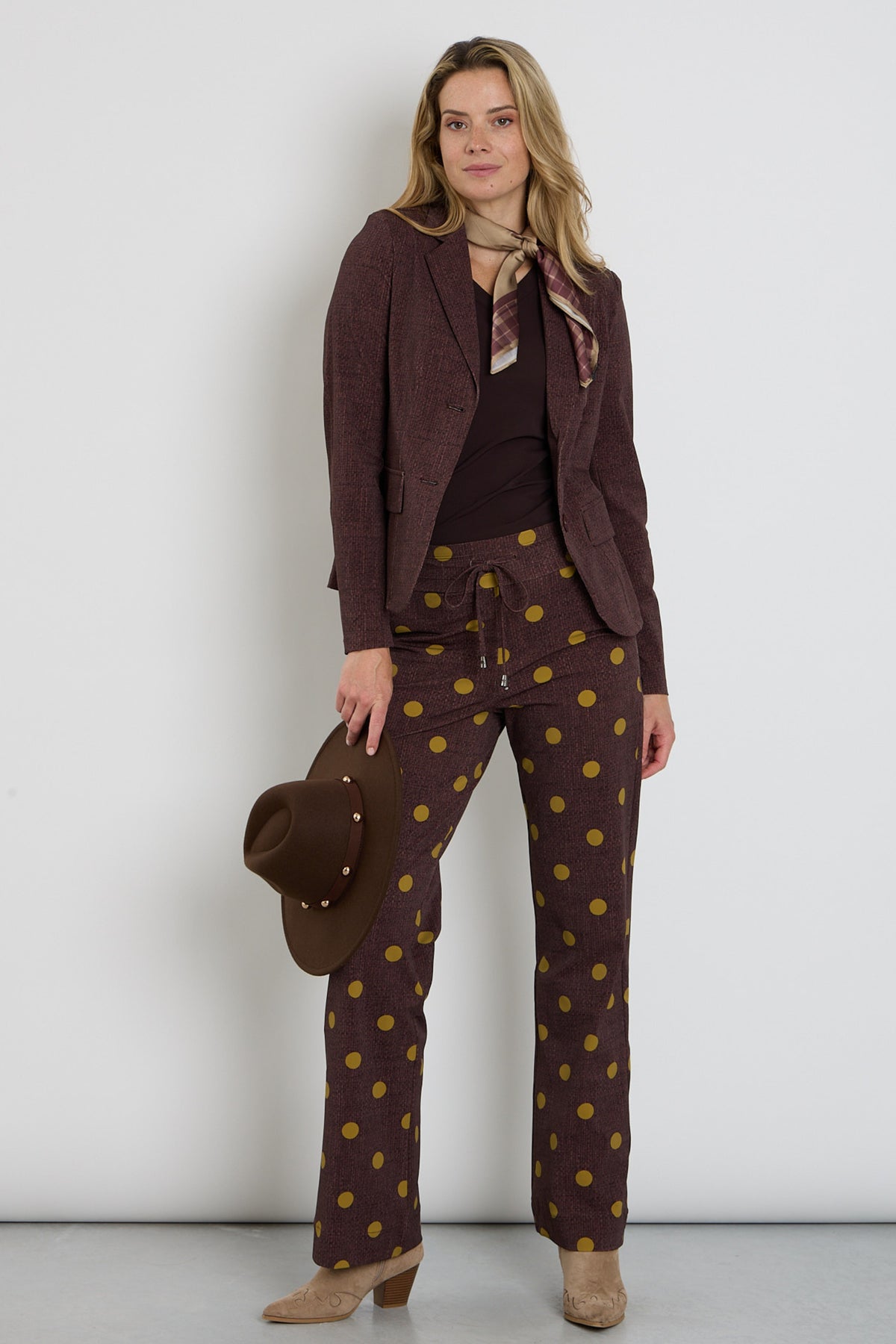 Zwarte reisbroek van Mi Piace met mahoniekleurige dots en structuur, geschikt voor comfortabel reizen en casual dragen.