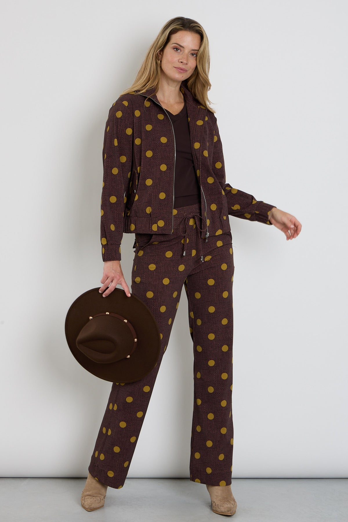Donkere Mahonie Heavy Travel broek met dot structuur van Mi Piace, comfortabel en stijlvol voor reizen en dagelijks gebruik.