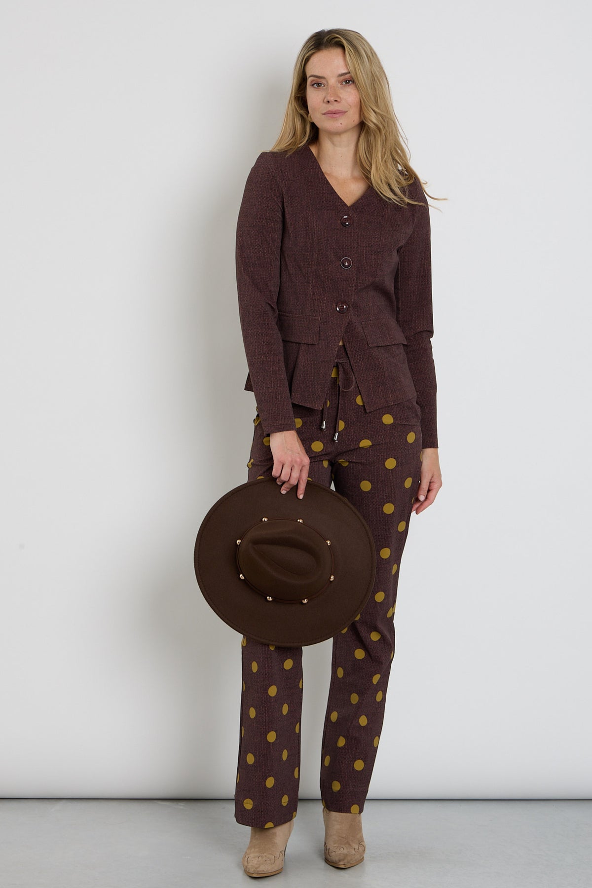 Zwarte heavy travel broek van Mi Piace met dot structuur en mahoniekleur, comfortabele pasvorm en stijlvolle uitstraling.