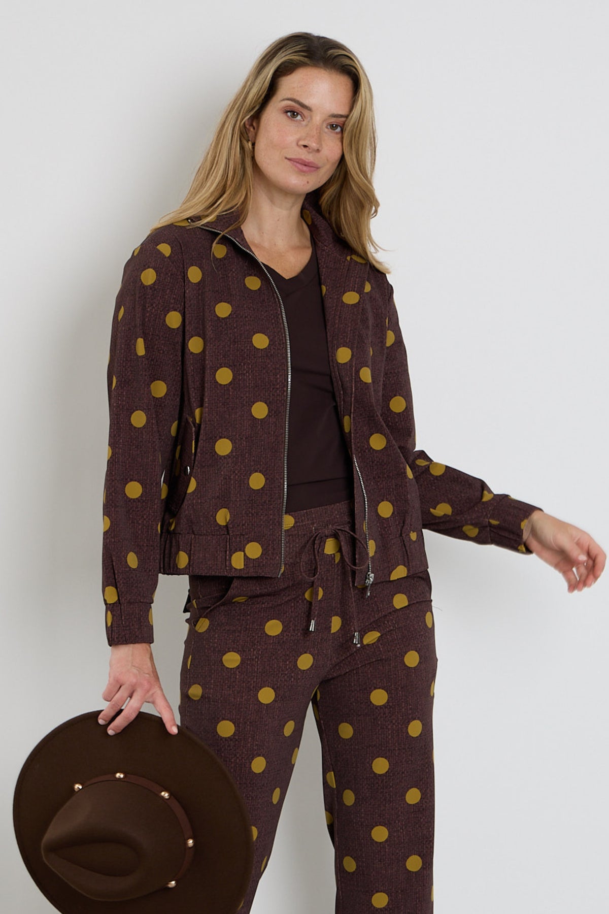 Oversized reiskleding jas van Mi Piace met mahoniekleurige stippenprint en structuureffect, geschikt voor reizen en casual gebruik.
