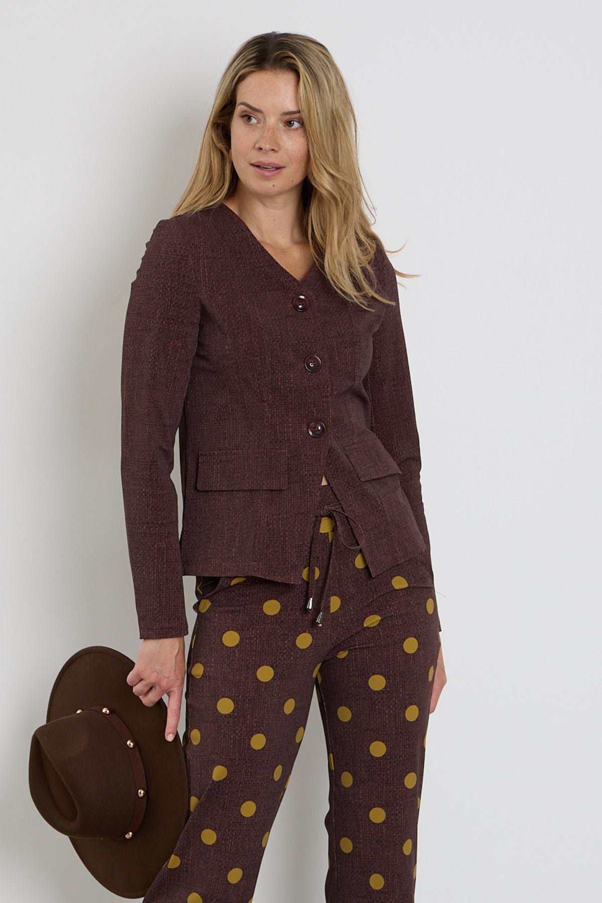 Mi Piace reishandwerker blazer met geweven structuur en mahonie kleur, geschikt voor zakelijk en casual gebruik.