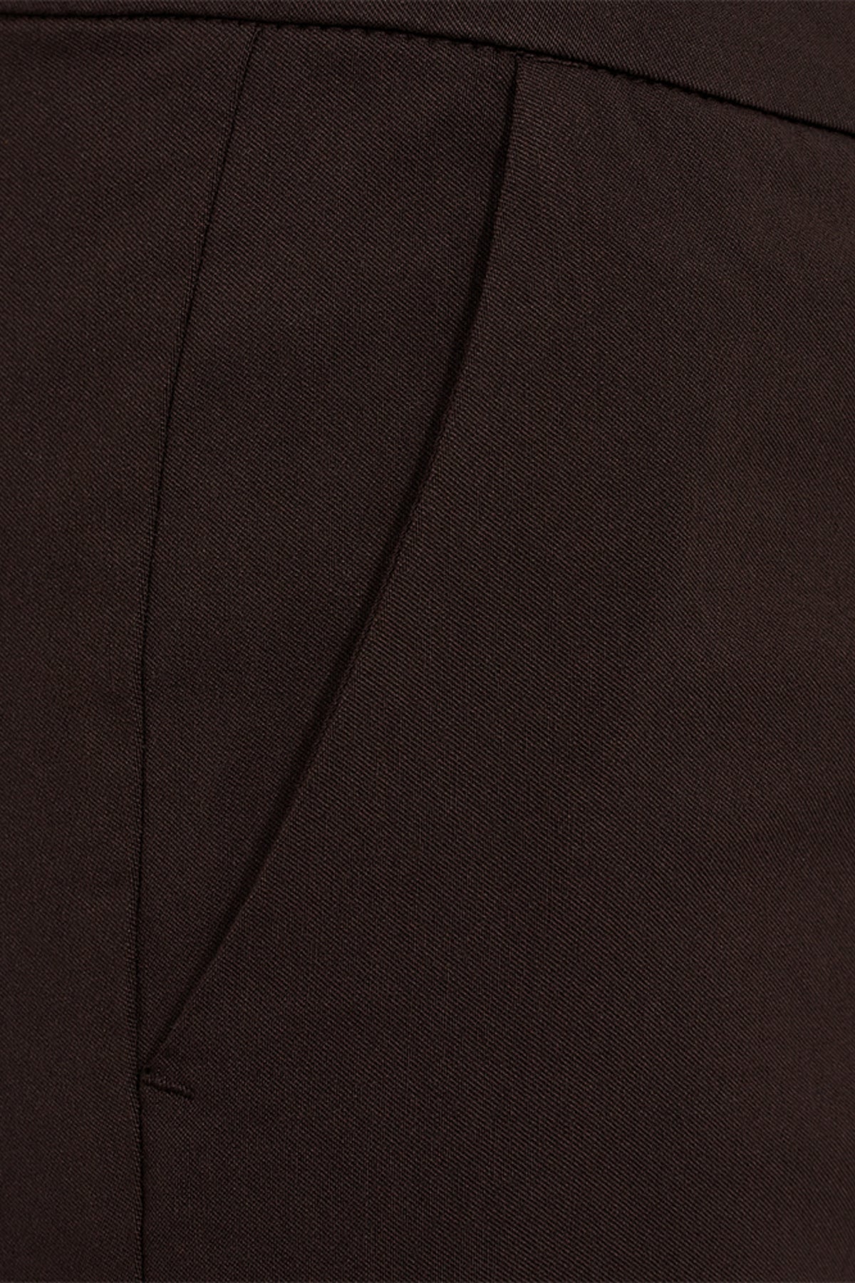 Zwarte Fqsolvej Mole broek van Freequent met rechte pasvorm en elastische taille, gedragen door een model.