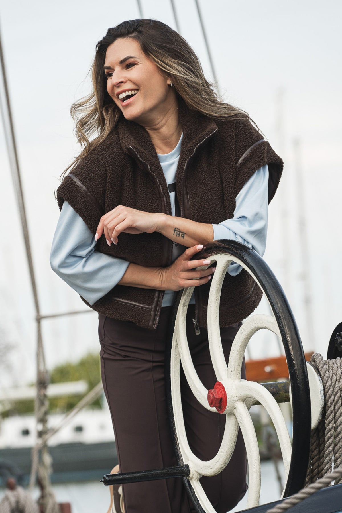 Zoso Annelot Espresso jacket, stijlvolle damesjas met ritssluiting en kraag, gedragen door een model.