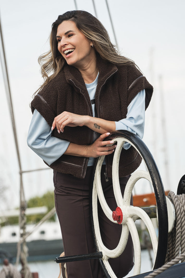 Zoso Annelot Espresso jacket, stijlvolle damesjas met ritssluiting en kraag, gedragen door een model.
