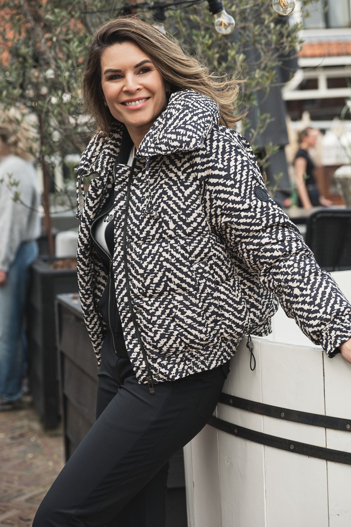 Zoso Fleur Ivory Black jas met zwarte details, model VEERLE, getoond in een stijlvolle pasvorm en lichtgewicht ontwerp.