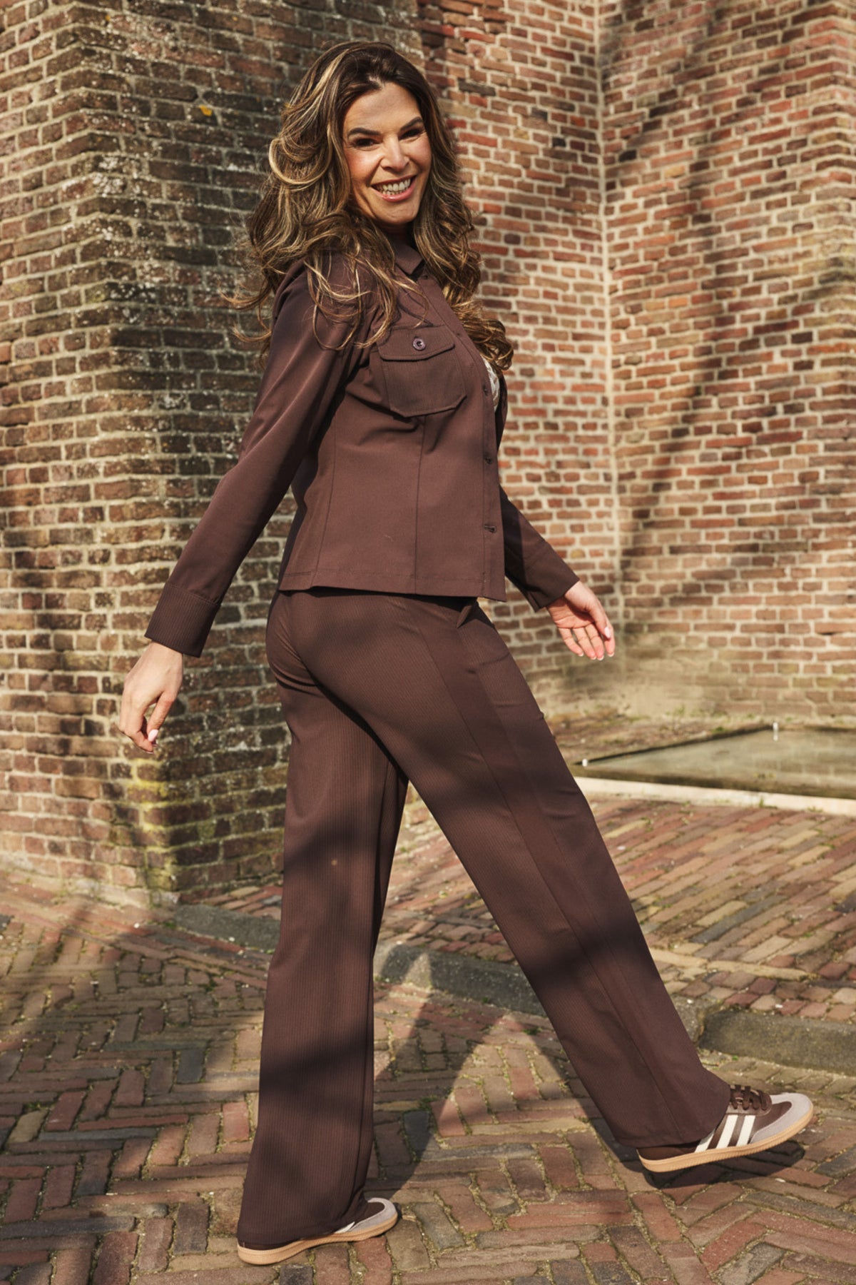 Zoso Travel jas Game Espresso 264, lichte en waterdichte reiskleding met capuchon en meerdere zakken, zwart kleur.