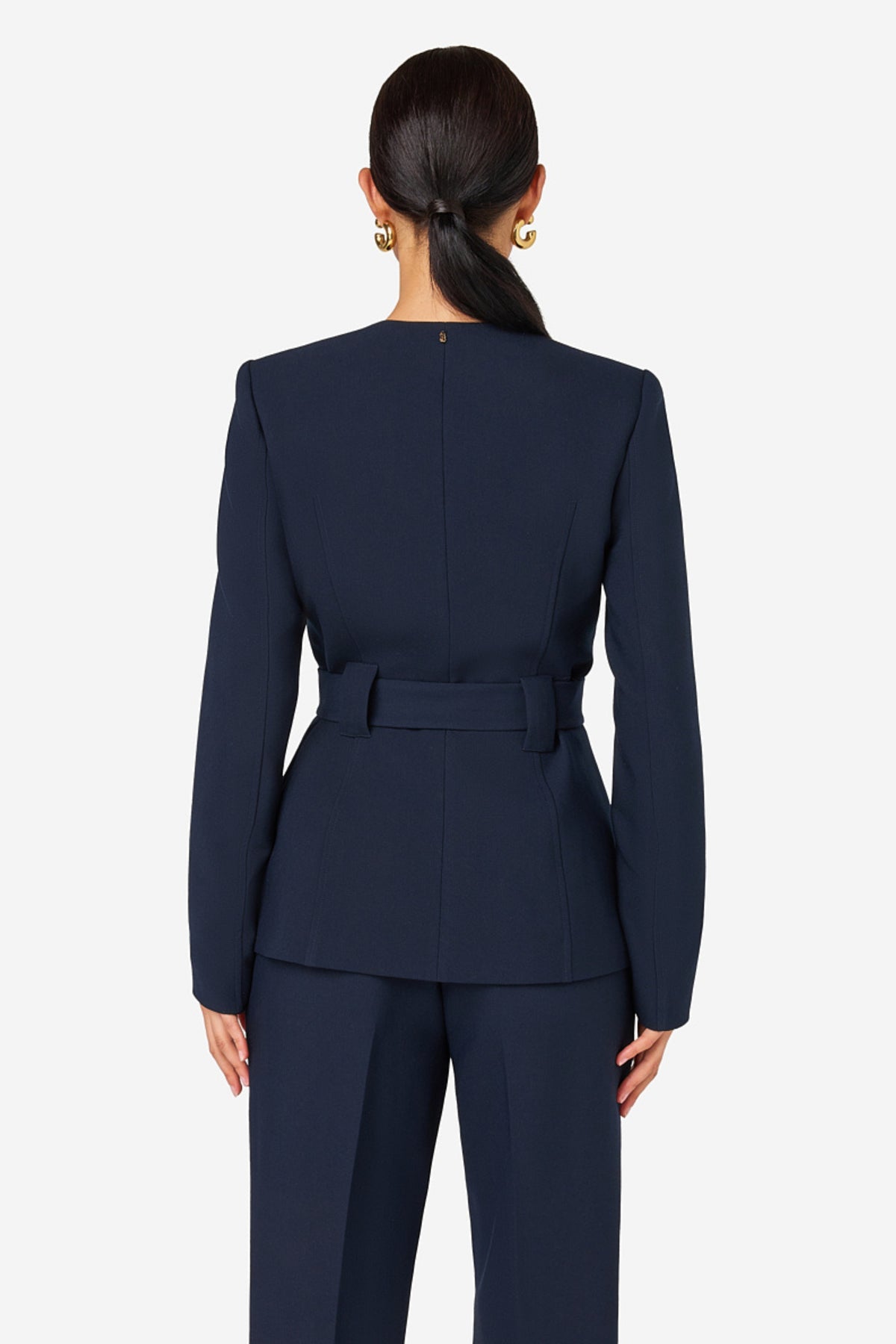 Ibana Joya Deep Navy jas met capuchon en ritssluiting, modieus en warm voor dames, gelegen op een witte achtergrond.