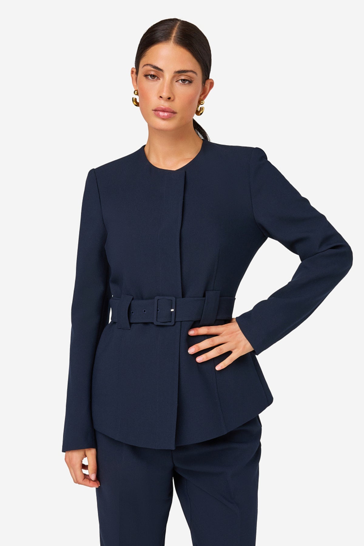 Navy blauwe Ibana Joya jas met capuchon, soepel en stijlvol, zichtbaar op een model.