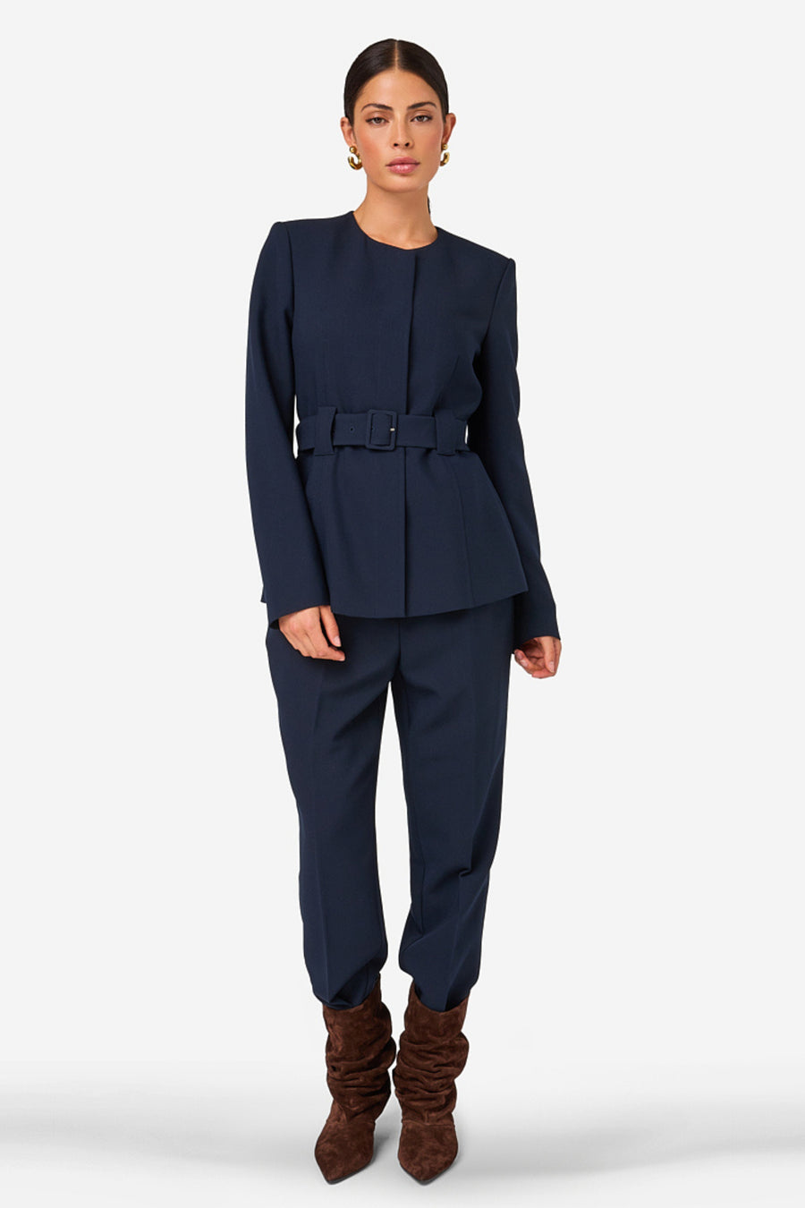 Ibana Joya Deep Navy jas met moderne pasvorm en zachte stoffen, zichtbaar op de afbeelding.