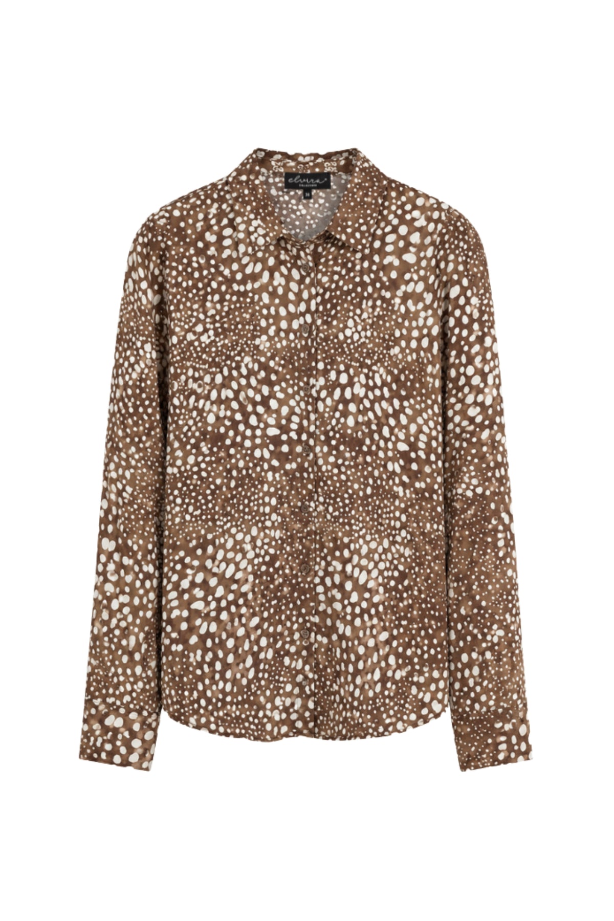 Blouse Biba Bambi van Elvira Casuals, lichtblauwe blouse met stijlvolle kraag en knoopsluiting, gedragen door een model.