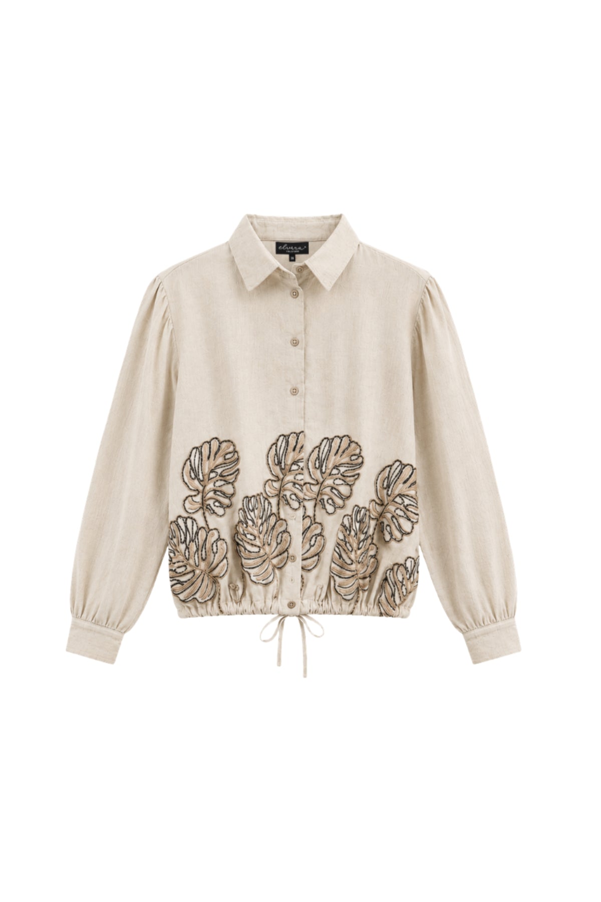 Ecru blouse Josephine met bladerenprint van Elvira Casuals, getoond op een model, geschikt voor casual en elegante outfits