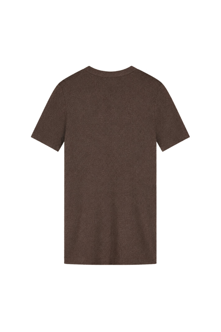 Elvira Casuals Virelora Mocha top in lichtbruin met ronde hals en korte mouwen, gedragen door een model.