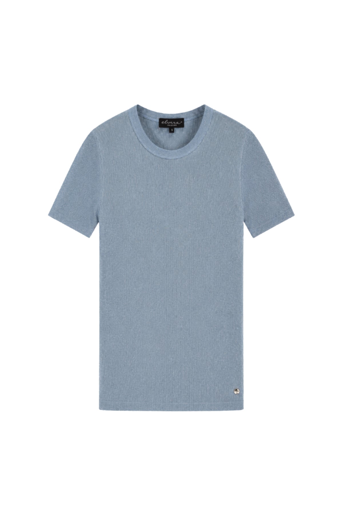 Elvira Casuals Virelora Smokey Blue top, modieus blauw shirt met elegante pasvorm, gedragen door een model.