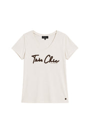 Elvira Casuals T-shirt Tres Chic in ecru kleur, dun en comfortabel met korte mouwen en ronde hals, gedragen door een model.
