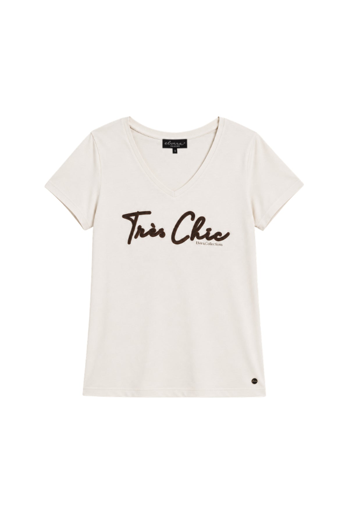 Elvira Casuals T-shirt Tres Chic in ecru kleur, dun en comfortabel met korte mouwen en ronde hals, gedragen door een model.