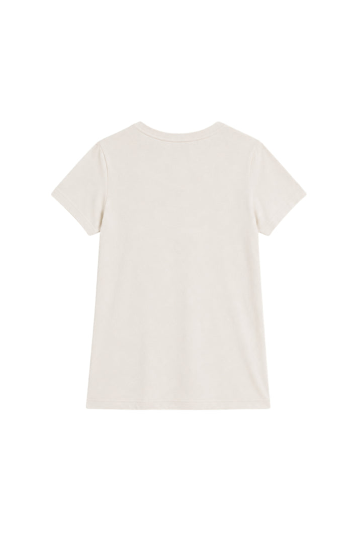 Ecru T-shirt van Elvira Casuals met korte mouwen en ronde hals, casual stijl, gedragen door een model.