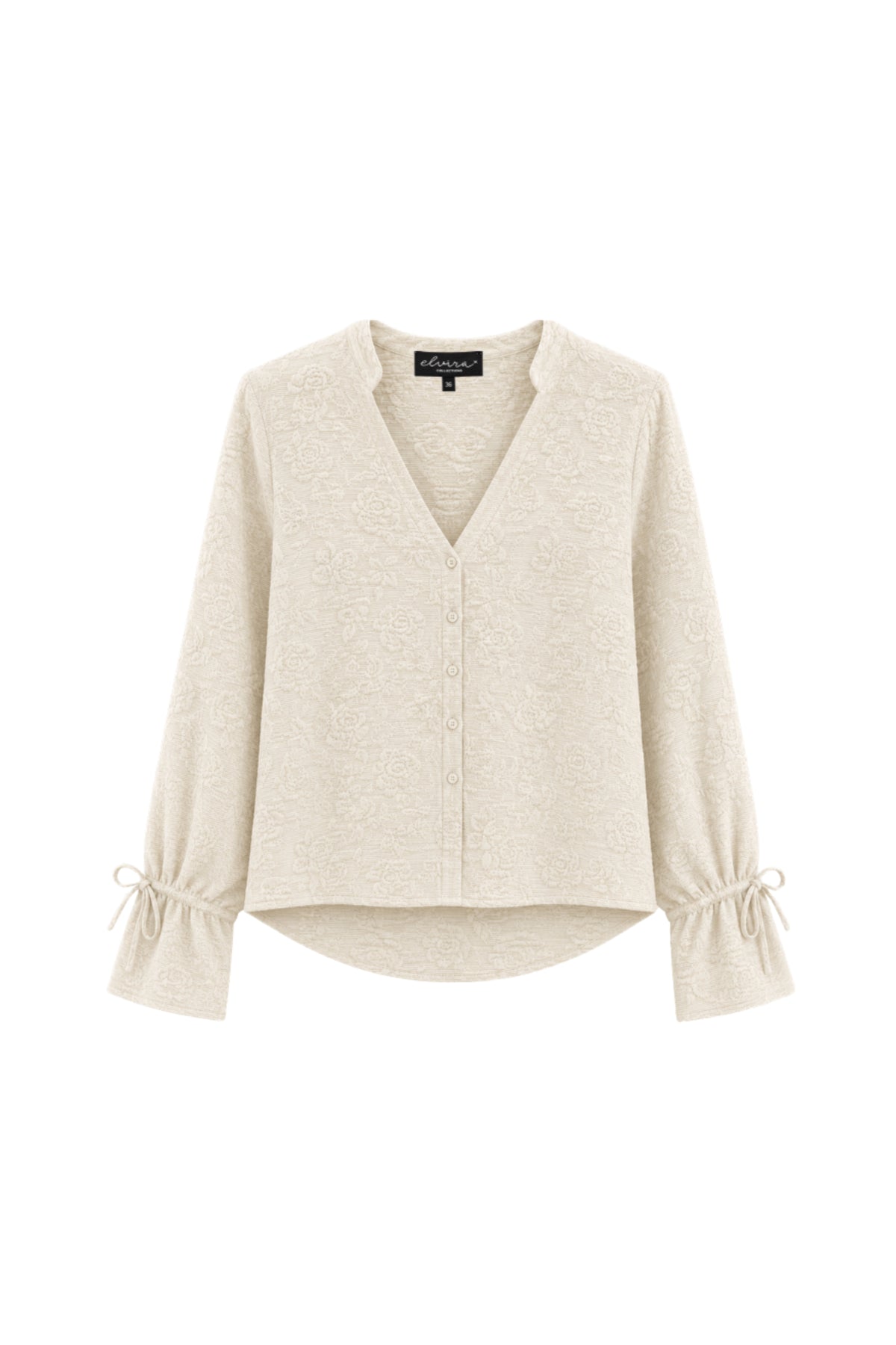 Ecru blouse Fiora van Elvira Casuals met lange mouwen en knoopsluiting, gedragen door een model.