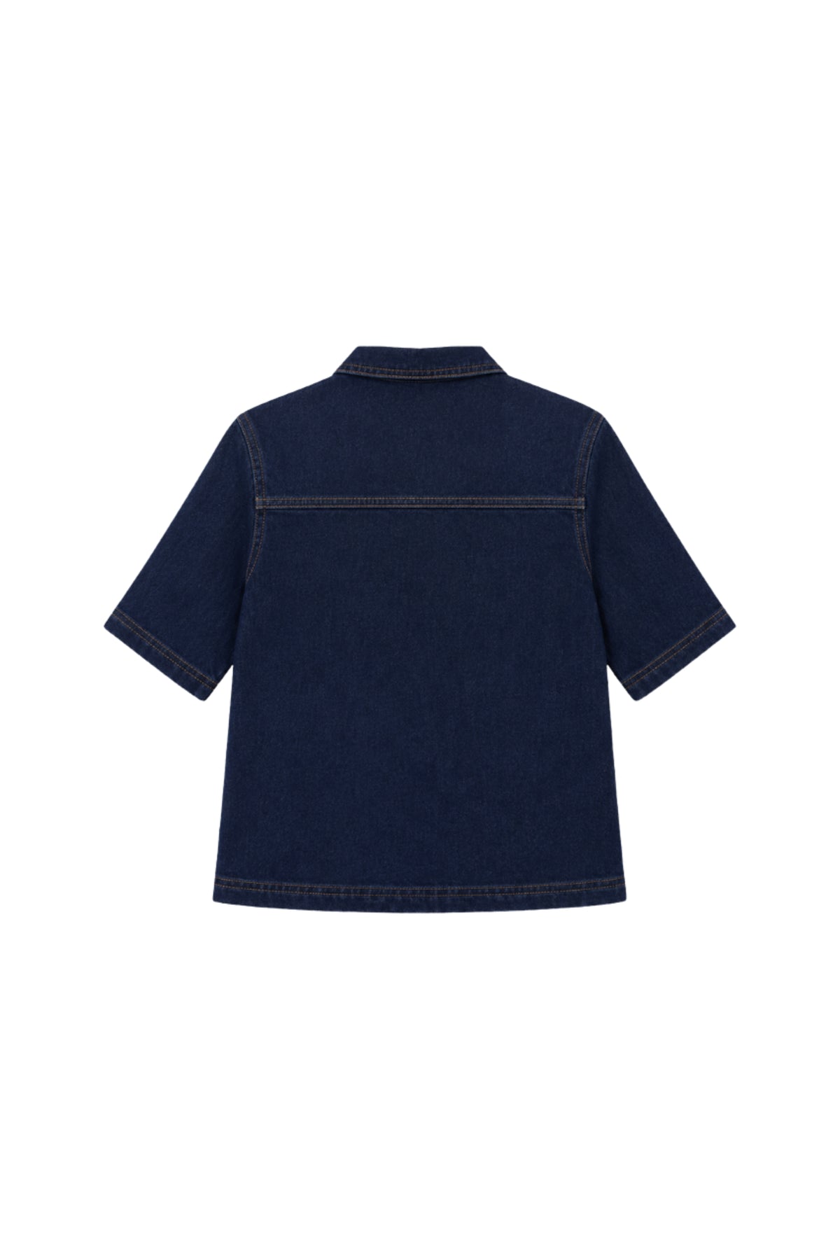 Elvira Casuals Deluna Nightfall denim top met knoopsluiting en lange mouwen, gedragen door model op witte achtergrond