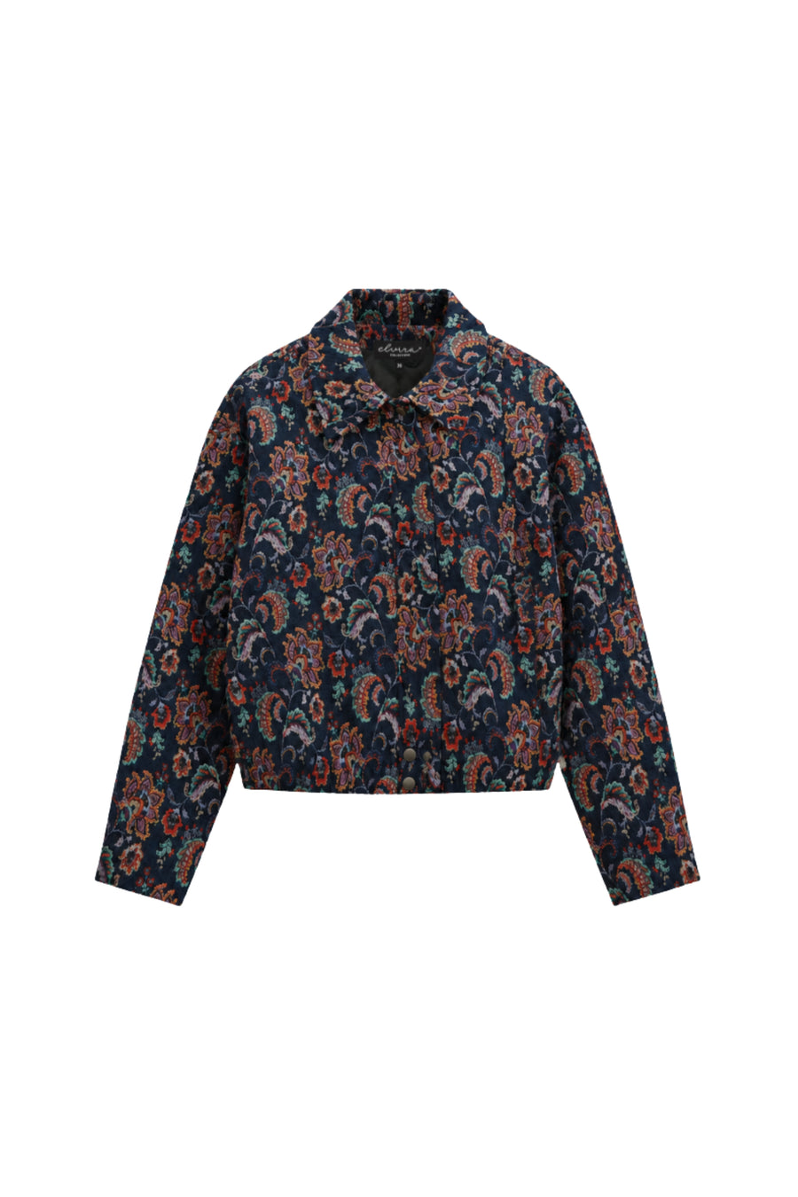 Lily Nightfall Tale jas van Elvira Casuals, donkerblauwe winterjas met capuchon en ritssluiting, gedragen door een model.