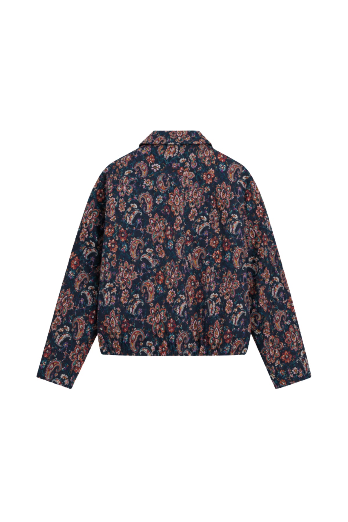 Lily Nightfall Tale jas van Elvira Casuals, donkerblauwe stoffen jas met capuchon en knopen, gedragen door model.