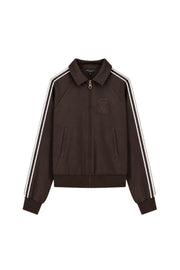 Donkerbruine Zola jas van Elvira Casuals met ritssluiting en kraag, gedragen door een model.