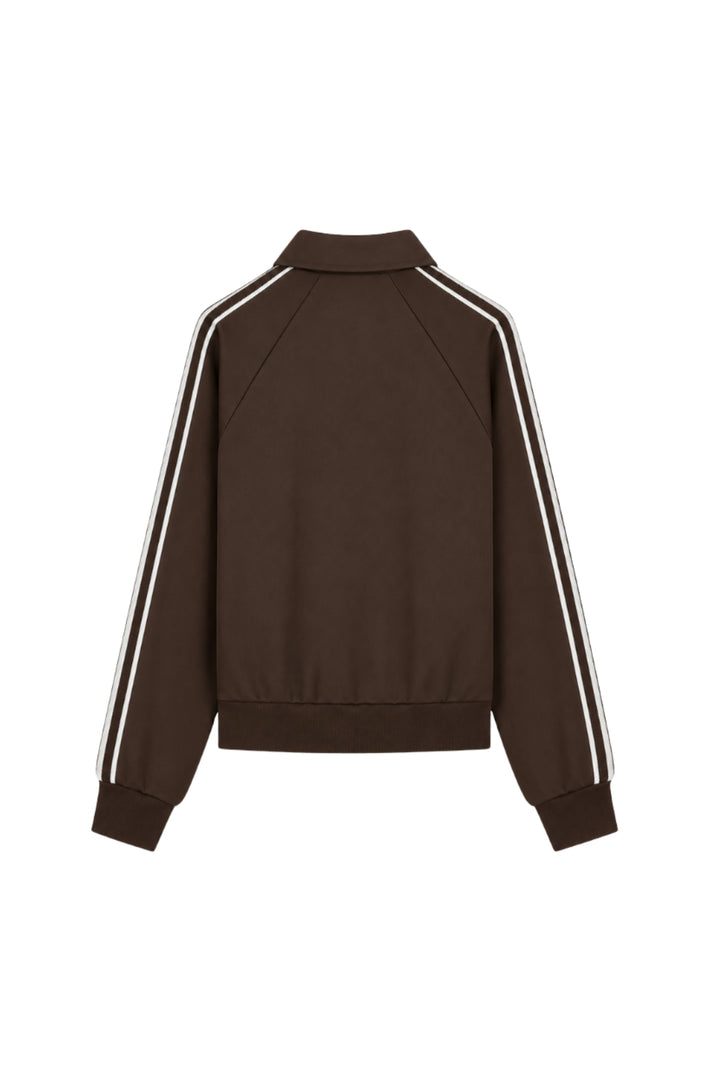 Donkere koffiebruine jas Zola van Elvira Casuals, getoond op model met knopen en stijlvolle pasvorm