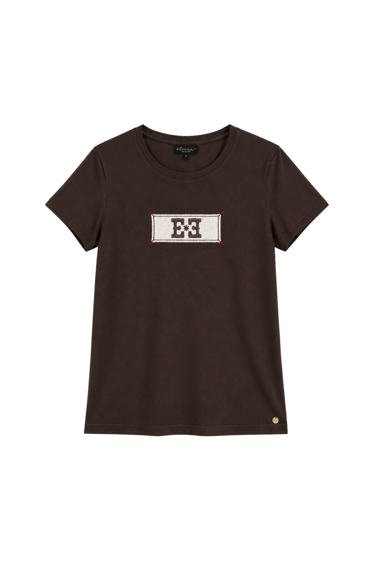 Donkerbruine T-shirt Bailey van Elvira Casuals met ronde hals en korte mouwen, gedragen door een model.