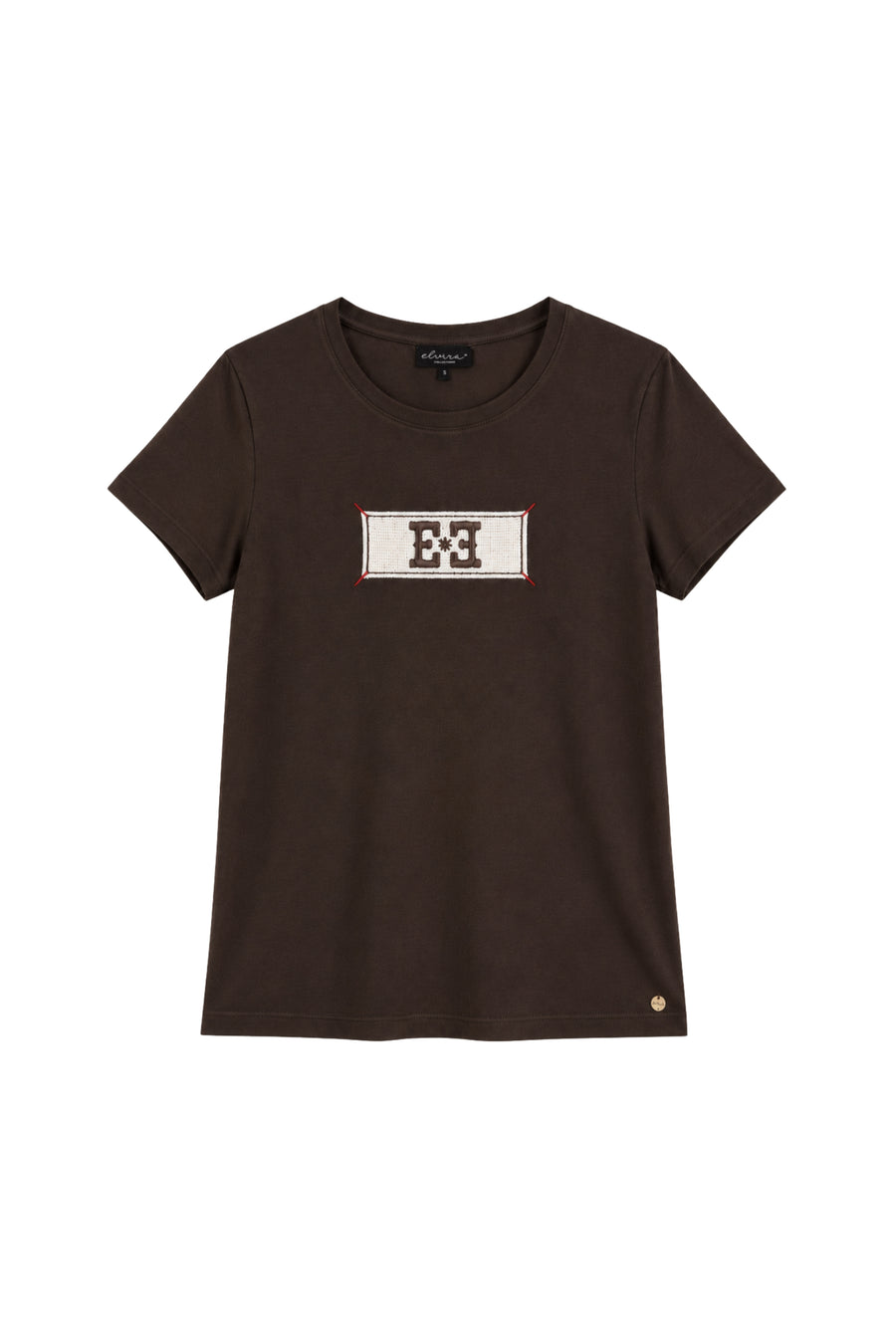 Donkerbruine T-shirt Bailey van Elvira Casuals met ronde hals en korte mouwen, gedragen door een model.