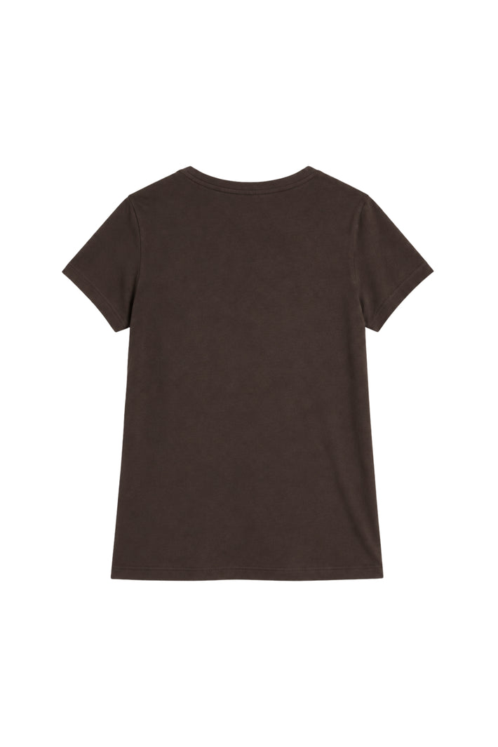 Donkerbruine T-shirt Bailey van Elvira Casuals, casual ontwerp, zichtbaar op model met ronde hals en korte mouwen.