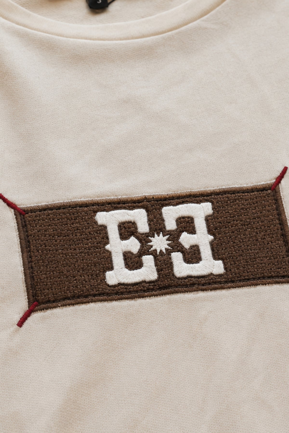 Lichte ivoorkleurige T-shirt Bailey Warm van Elvira Casuals, getoond op een hangertje met zachte textuur en casual pasvorm.