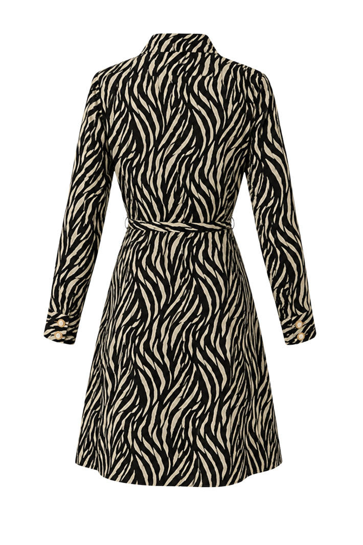 Elvira Casuals jurk June Brown Zebra met opvallende zebra print, korte mouwen en vloeiende pasvorm, geschikt voor casual draagstijl.