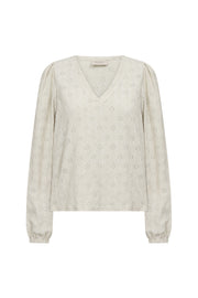 Blouse Fqeskiona Moonbeam van Freequent, lichtblauwe blouse met zachte stof en elegante pasvorm, gedragen door een model.